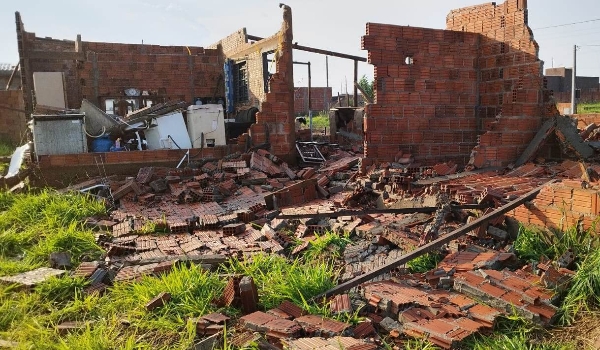 Dourados foi atingida por vento de 90 quilômetros por hora e quase 4 mil raios