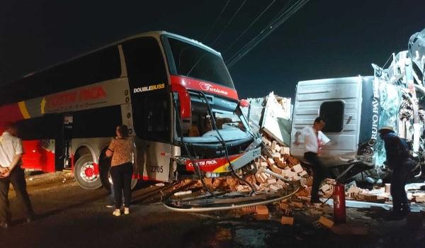 Caminhão carregado de tijolos e ônibus com 42 passageiros batem na Capital