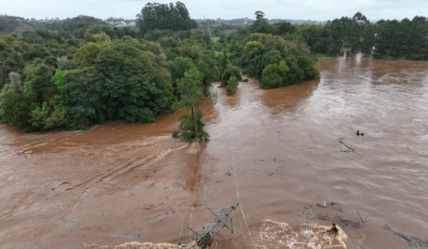 Cabo se rompe durante resgate e mulher morre após cair em rio junto com policial