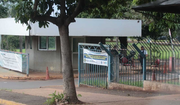 Assaltantes levam armas de vigilantes da guarita do Hospital Regional