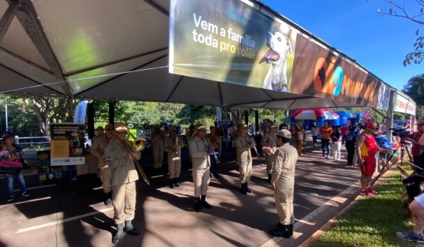 Blitz educativa leva orientações sobre bem-estar animal, adoção responsável e vacinação de pets às Moreninhas