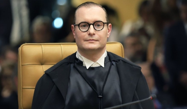 Zanin segue Moraes e vota para condenar réu do 8 de janeiro por 5 crimes