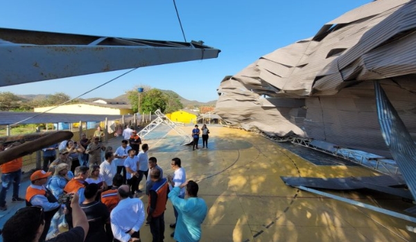 Em Corumbá, governador visita vítimas e locais atingidos por tempestade