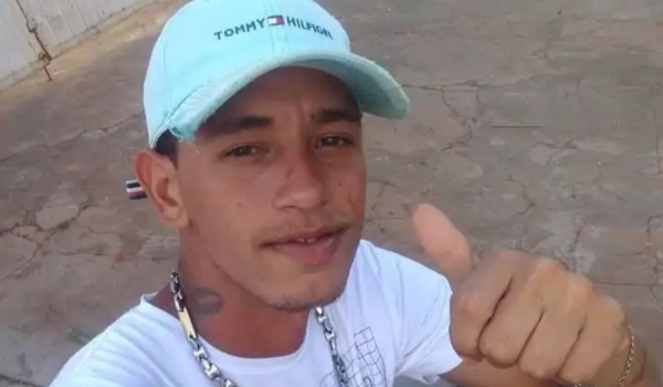 Rapaz morre após ser baleado no peito em frente de casa