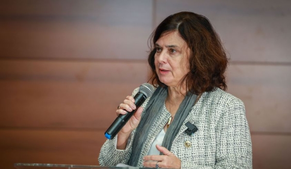 “É hora de retomar acordo”, diz ministra da Saúde sobre parceria com Cuba