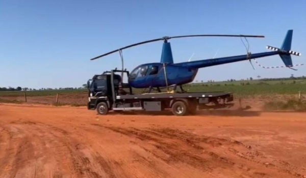 Piloto foge de abordagem e abandona helicóptero em propriedade rural
