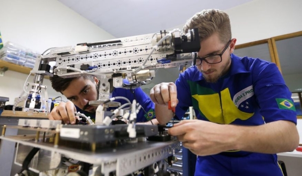 Ensino técnico ainda é restrito no Brasil, defende especialista