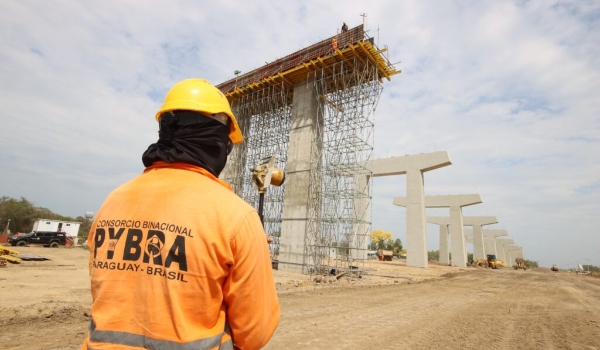 Financiada pela Itaipu, construção da Ponte Bioceânica conta com mão de obra local