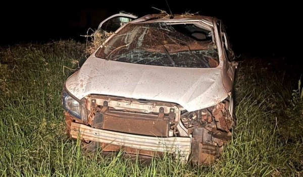 Motorista perde controle, carro capota e homem é arremessado por 50 metros