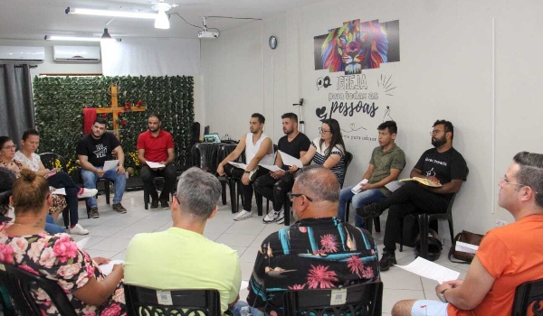 Liderada por pastor gay, igreja prega inclusão e aceita qualquer pessoa