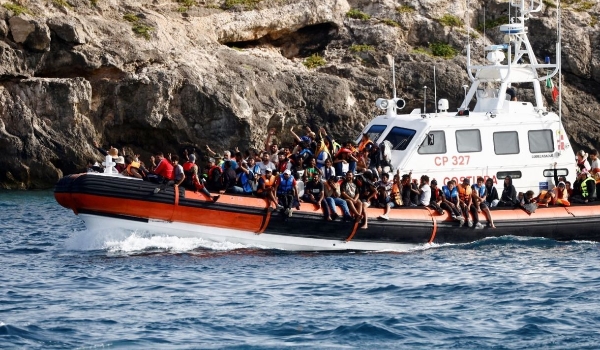 Crise recente de imigrantes na Itália traz de volta divisões entre europeus e problema sem fim