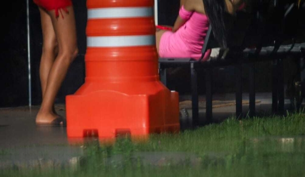 Transexuais são agredidas em boate e homem é preso