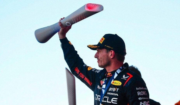 Verstappen vence GP do Japão, fica perto do tri e garante título por equipes