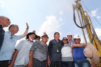 Presidente entrega internet gratuita e água potável