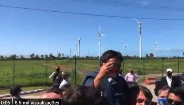 Anão levantado por Bolsonaro é vereador e nega ter sido confundido com criança