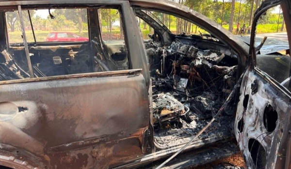 Carro pega fogo em rodovia e chamas se alastram em pastagem