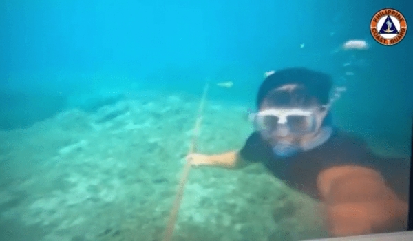 Filipino mergulha e usa faca para cortar barreira instalada pela China em área disputada