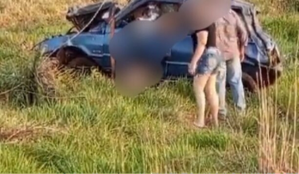 Motorista bate em poste e morre ao fugir de barreira policial em rodovia