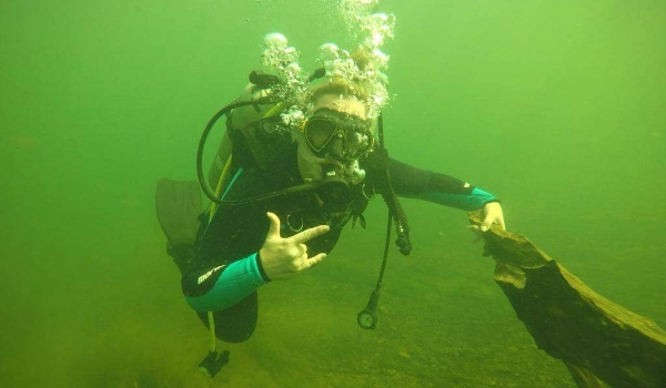 Cidade submersa é aventura de mergulhadores na divisa com SP