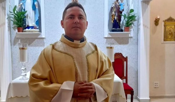 Padre é preso por atacar mulher e coagir com arma