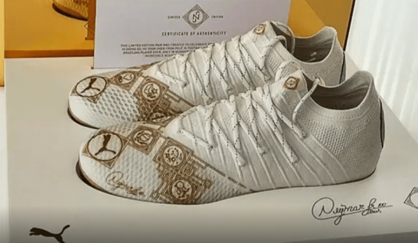 Neymar presenteia Romário com chuteira por recorde na Seleção Brasileira