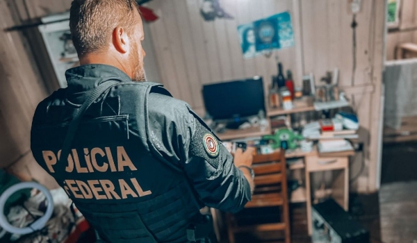 PF faz operação contra pornografia infantil pela internet em Santa Catarina