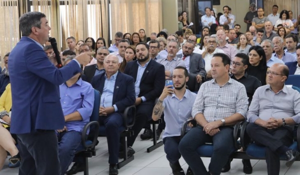 Governador assina convênios para promover qualificação profissional de 13 mil trabalhadores