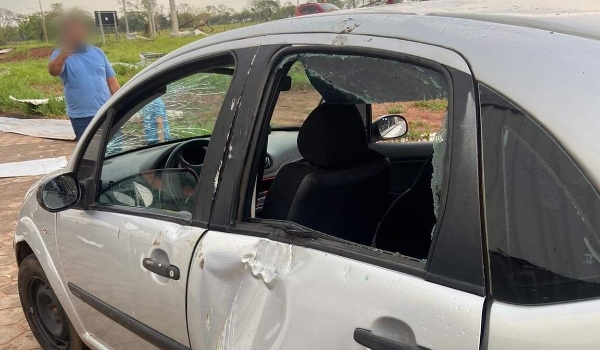 Durante rajada de vento de 53 km/h, carro é atingido por árvore em Bataguassu