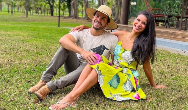 Morando juntos, cantor Mariano e Jakelyne planejam casamento