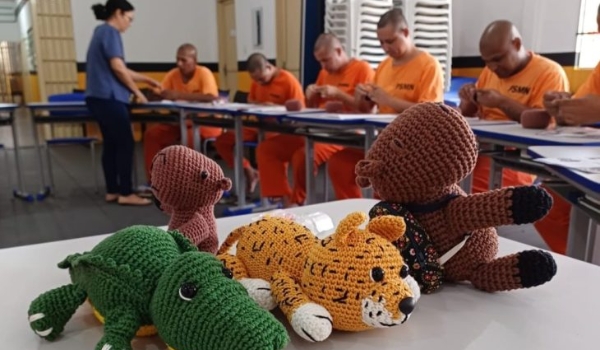 De acessórios com sementes a esculturas em argila: cursos levam profissionalização a detentos de MS