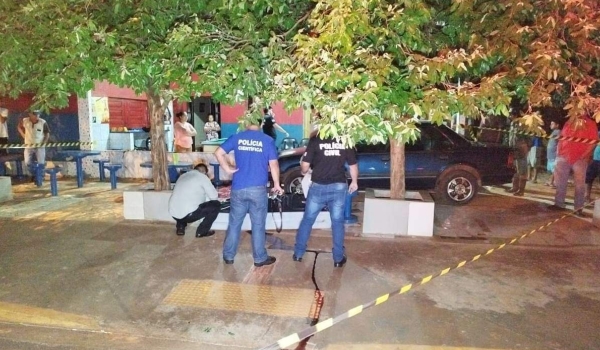 Homem que matou amigo com golpes de machadinha é assassinado em bar