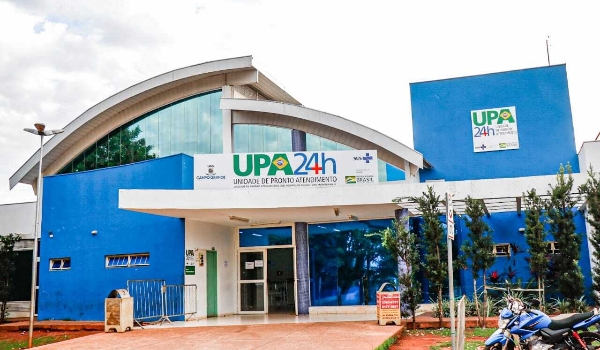 Briga entre irmãos termina com esfaqueado e confusão em pátio de UPA