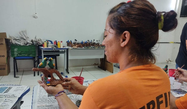 Atrás das grades, imaginação de detentos é transformada em artesanato