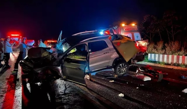 Mulher vítima de colisão entre carro e ambulância morre no hospital