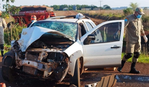 Motorista morre ao bater carro com “muamba” em trator na BR-463