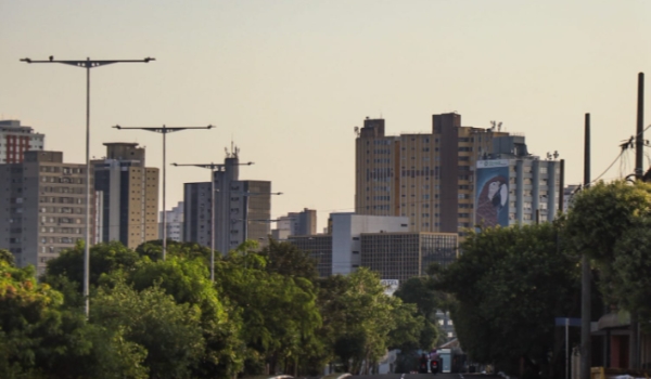 Sol brilha forte neste feriado com previsão de chuva e risco de temporal