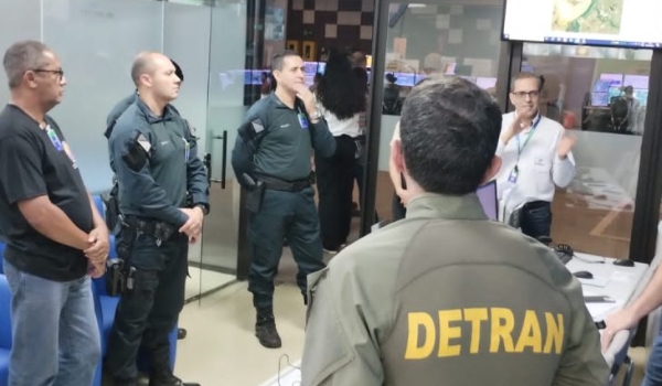 Agentes do Detran-MS conhecem sistema da Suzano que monitora frota e amplia segurança nas estradas