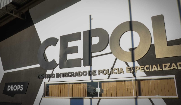 Vizinho estranha sumiço, pula muro e encontra idoso morto em casa