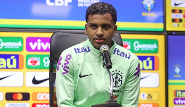 Rodrygo sai em defesa de Neymar após atacante ser acertado por saco de pipoca: ‘Caso isolado’
