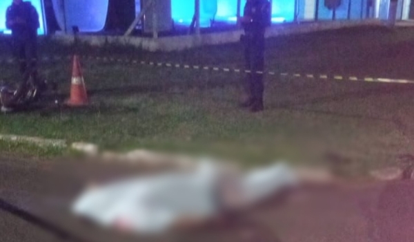 Caminhonete atropela e mata motociclista em avenida
