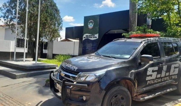 Moradores ouvem gritos e homem é encontrado morto a facadas em terreno baldio