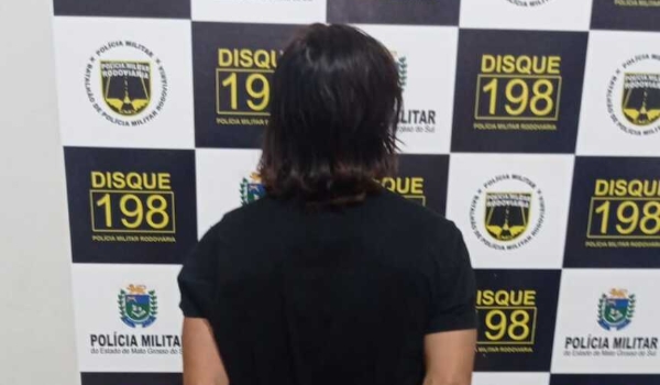 Um dia após ser solto, ladrão assalta mulher, leva carro e volta para a cadeia