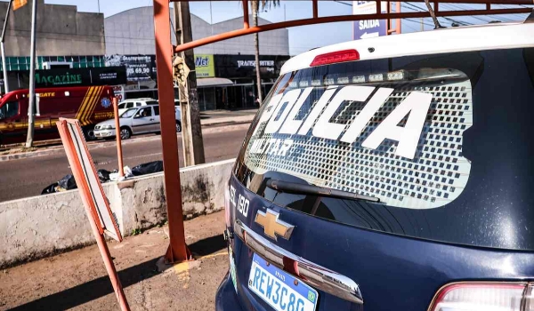 Homem é agredido a garrafadas e tem pescoço cortado por travestis