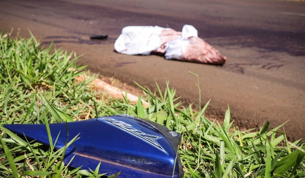 Motociclista morre após bater em carreta parada