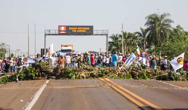 Acampados bloqueiam BR-163 e reivindicam assentamento e modernização do Incra