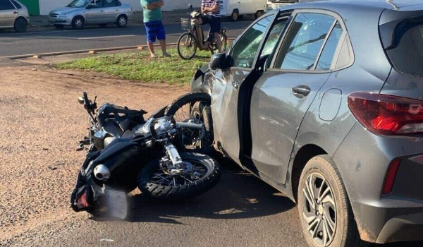 Motociclista morre após ser atropelada em cruzamento e condutor de carro foge