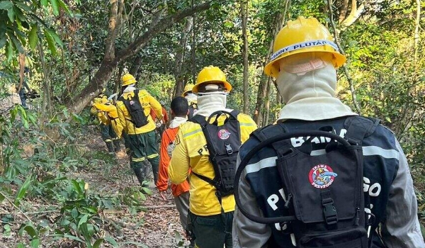 Em outubro crítico, brigadistas combatem fogo que atinge 3 regiões do Pantanal
