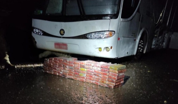 Dupla é presa com 96 kg de cocaína pura em ônibus com imigrantes ilegais