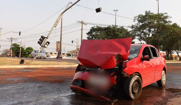 Motorista de aplicativo pega no sono, bate carro e derruba semáforo de avenida