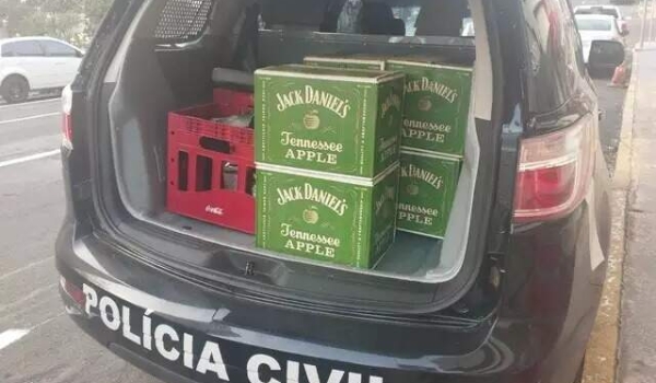 Dono de conveniência é preso com 152 garrafas de bebidas 